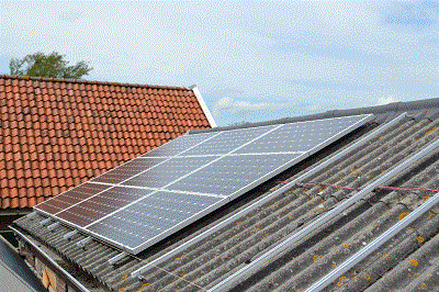 Zonnepanelen op golfplaten